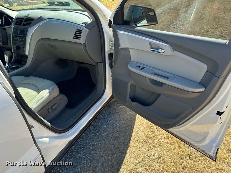 image for item GG9843 2010 Chevrolet Traverse LT  SUV