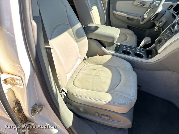 image for item GG9843 2010 Chevrolet Traverse LT  SUV
