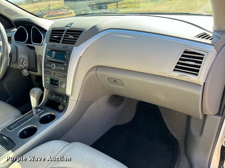 image for item GG9843 2010 Chevrolet Traverse LT  SUV