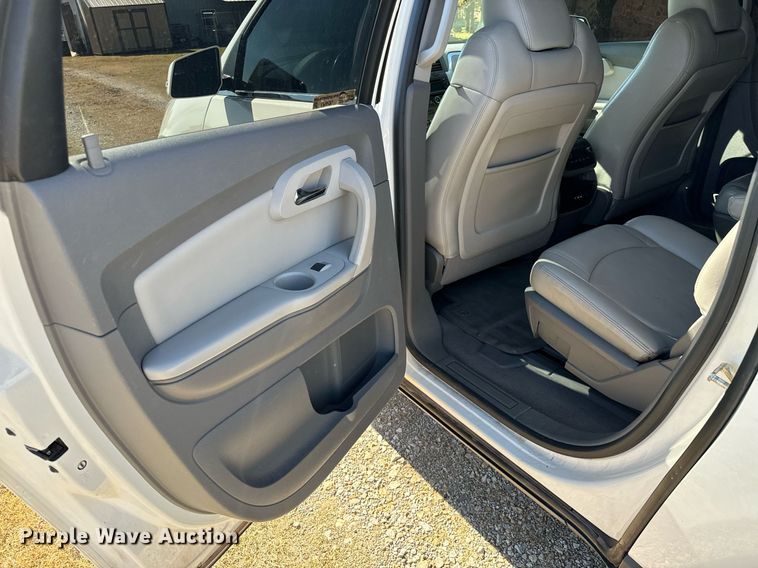 image for item GG9843 2010 Chevrolet Traverse LT  SUV