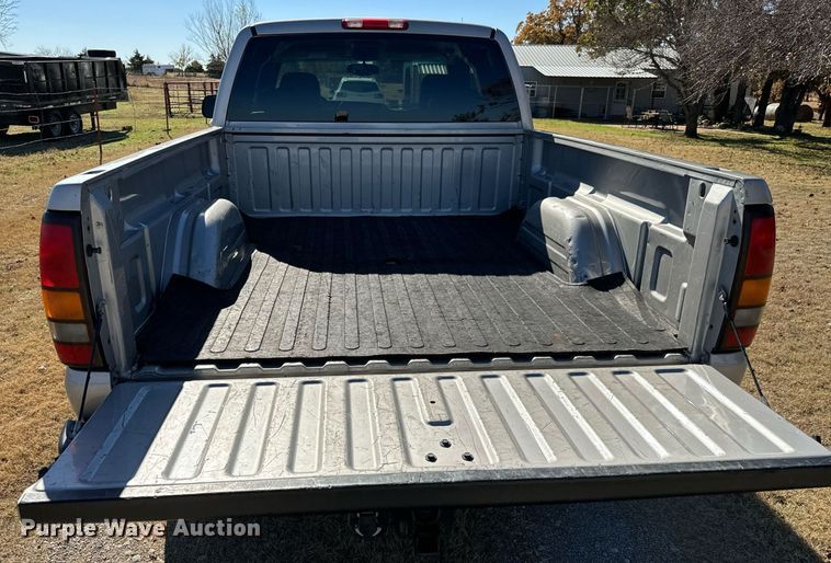 image for item GG9844 2005 GMC Sierra 2500HD  Ext. Cab pickup truck