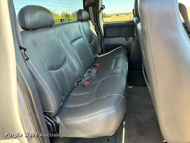 image for item GG9844 2005 GMC Sierra 2500HD  Ext. Cab pickup truck