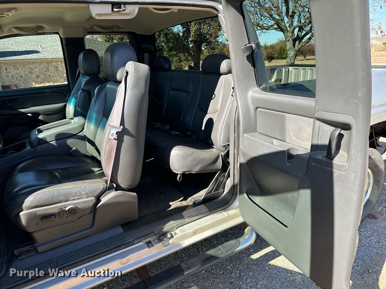 image for item GG9844 2005 GMC Sierra 2500HD  Ext. Cab pickup truck