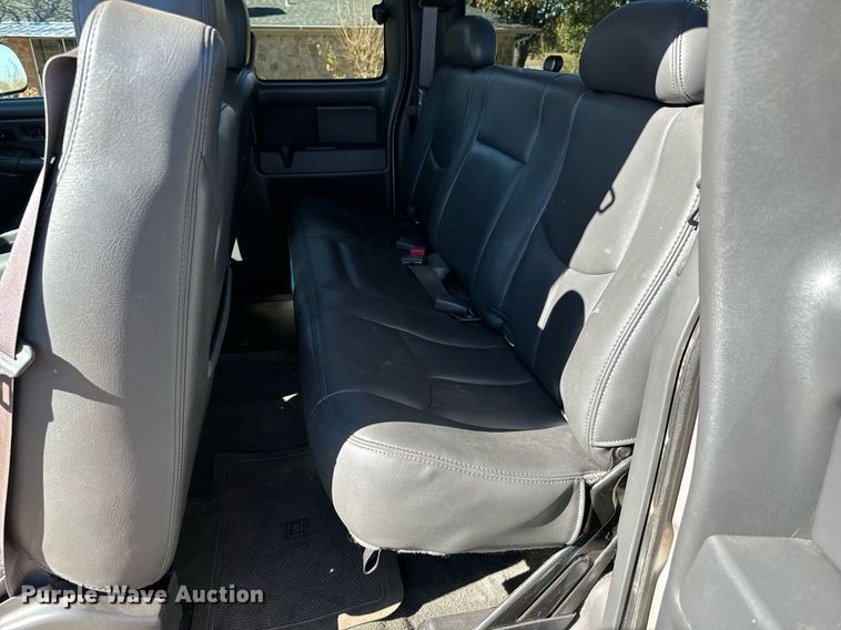 image for item GG9844 2005 GMC Sierra 2500HD  Ext. Cab pickup truck