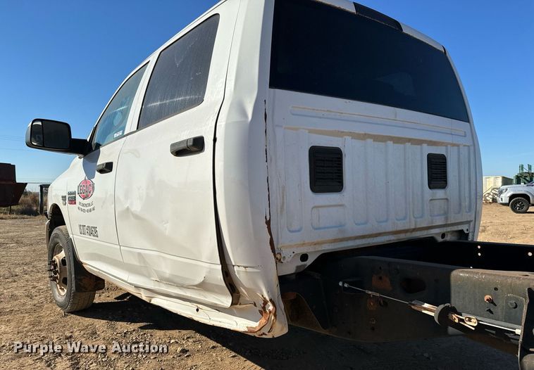 image for item GG9863 2012 Dodge Ram 3500HD  Crew Cab pickup truck cab and chassis