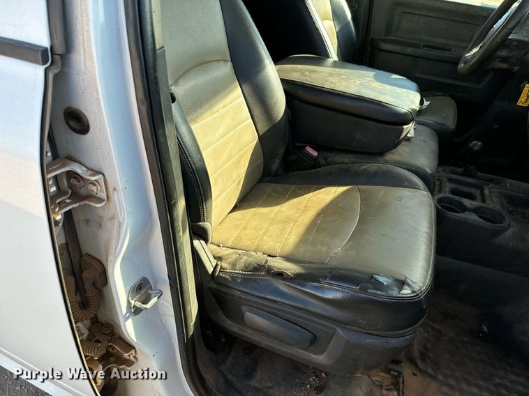 image for item GG9863 2012 Dodge Ram 3500HD  Crew Cab pickup truck cab and chassis