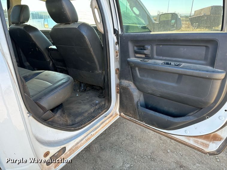 image for item GG9863 2012 Dodge Ram 3500HD  Crew Cab pickup truck cab and chassis