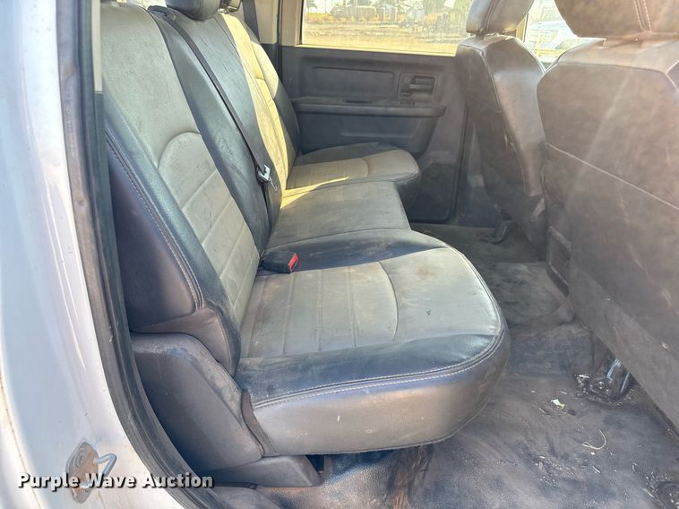 image for item GG9863 2012 Dodge Ram 3500HD  Crew Cab pickup truck cab and chassis