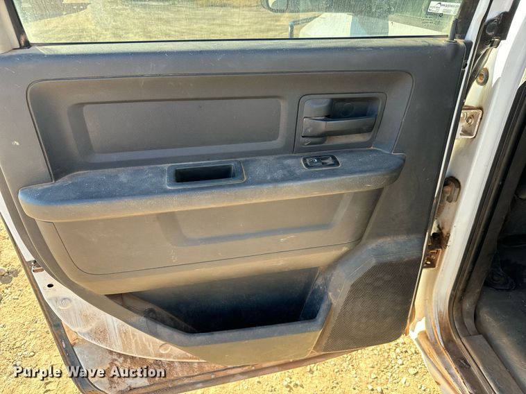 image for item GG9863 2012 Dodge Ram 3500HD  Crew Cab pickup truck cab and chassis