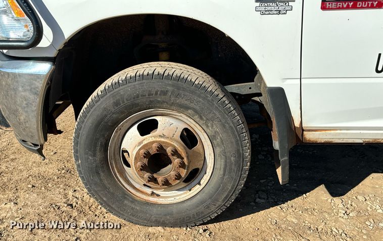 image for item GG9863 2012 Dodge Ram 3500HD  Crew Cab pickup truck cab and chassis