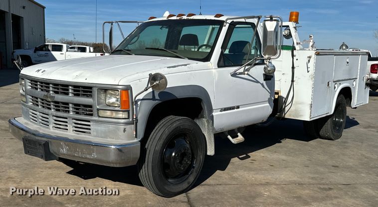 image for item GG9890 2001 Chevrolet Silverado 3500HD  utility bed pickup truck