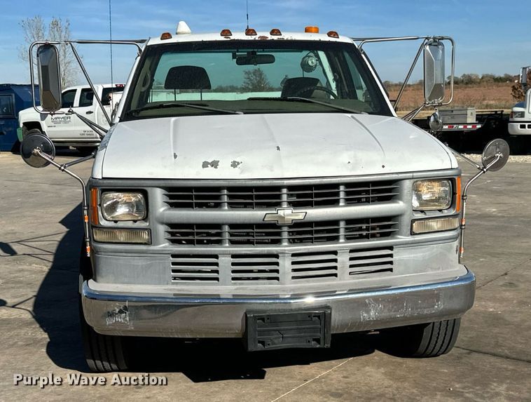 image for item GG9890 2001 Chevrolet Silverado 3500HD  utility bed pickup truck