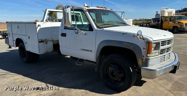 image for item GG9890 2001 Chevrolet Silverado 3500HD  utility bed pickup truck