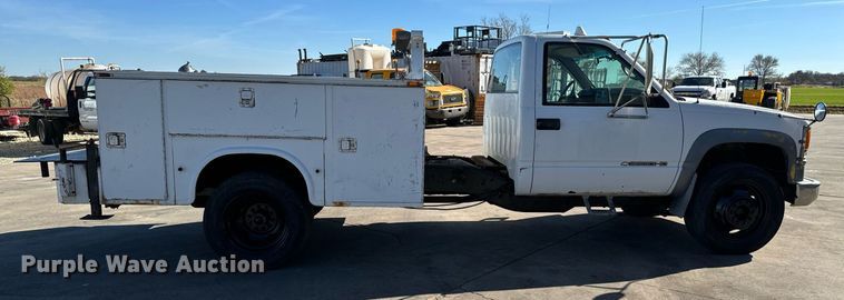 image for item GG9890 2001 Chevrolet Silverado 3500HD  utility bed pickup truck