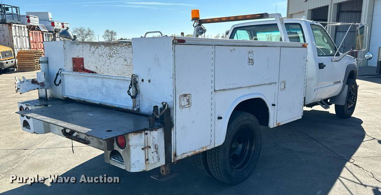 image for item GG9890 2001 Chevrolet Silverado 3500HD  utility bed pickup truck