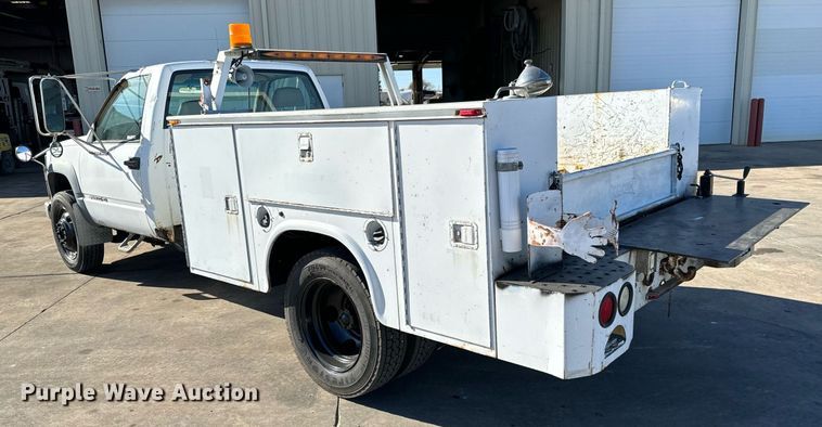 image for item GG9890 2001 Chevrolet Silverado 3500HD  utility bed pickup truck