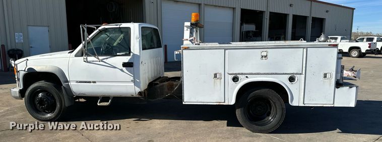 image for item GG9890 2001 Chevrolet Silverado 3500HD  utility bed pickup truck