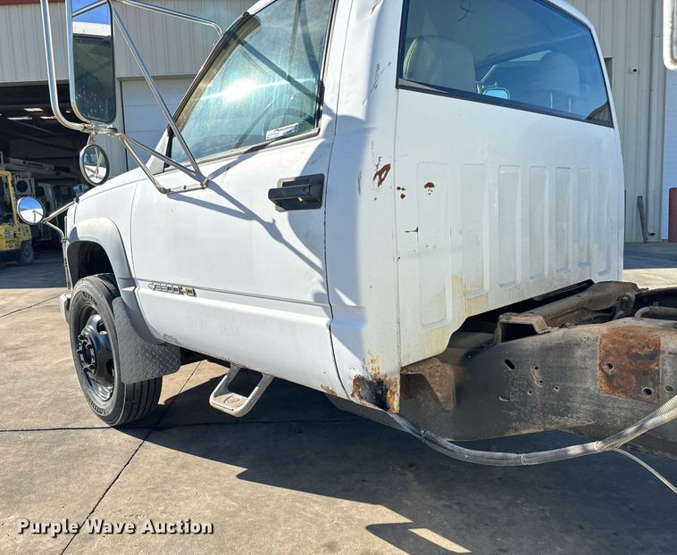 image for item GG9890 2001 Chevrolet Silverado 3500HD  utility bed pickup truck