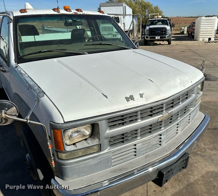 image for item GG9890 2001 Chevrolet Silverado 3500HD  utility bed pickup truck