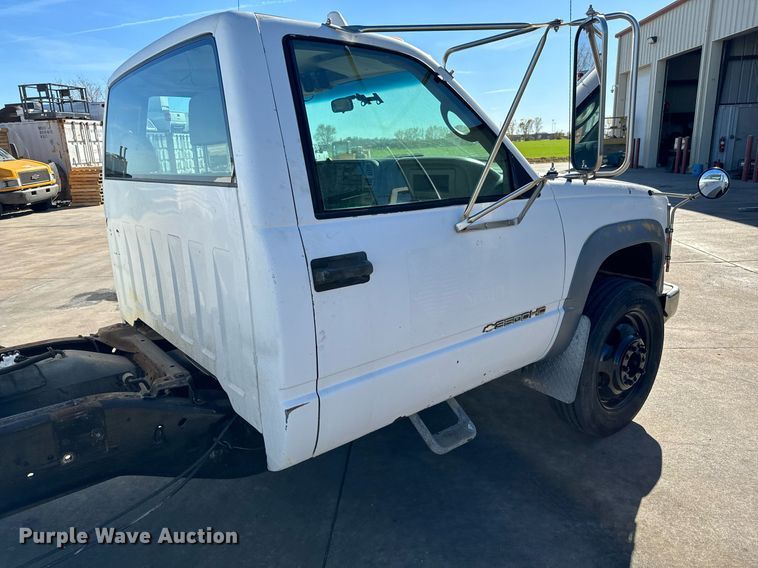 image for item GG9890 2001 Chevrolet Silverado 3500HD  utility bed pickup truck