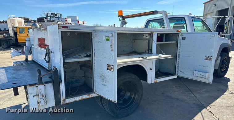 image for item GG9890 2001 Chevrolet Silverado 3500HD  utility bed pickup truck