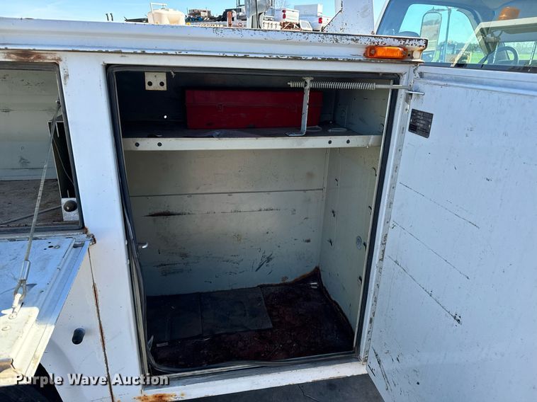 image for item GG9890 2001 Chevrolet Silverado 3500HD  utility bed pickup truck