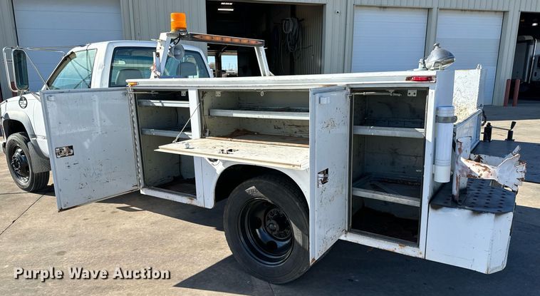 image for item GG9890 2001 Chevrolet Silverado 3500HD  utility bed pickup truck