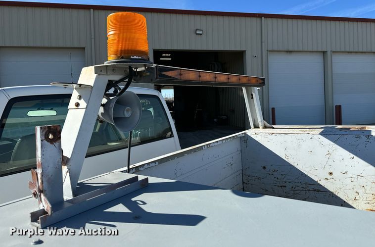 image for item GG9890 2001 Chevrolet Silverado 3500HD  utility bed pickup truck