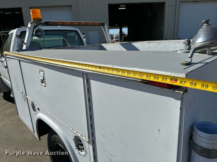 image for item GG9890 2001 Chevrolet Silverado 3500HD  utility bed pickup truck
