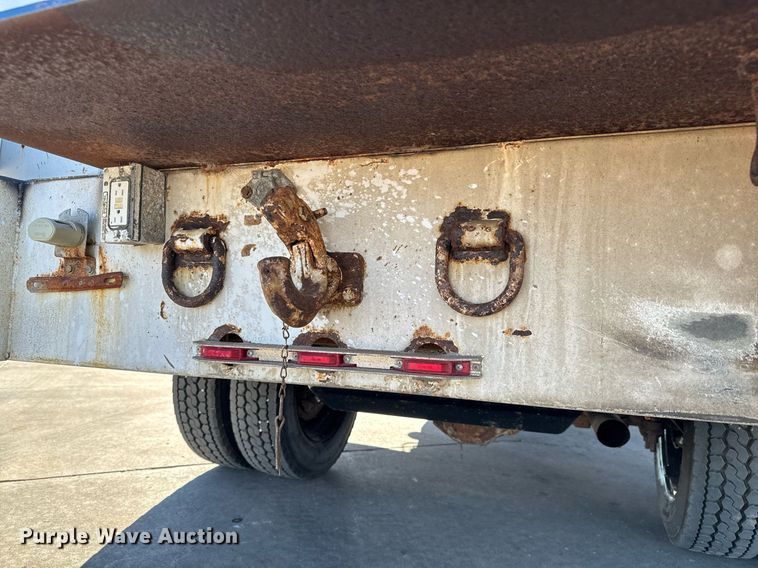 image for item GG9890 2001 Chevrolet Silverado 3500HD  utility bed pickup truck