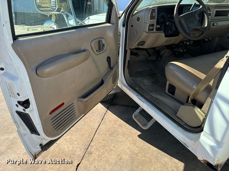 image for item GG9890 2001 Chevrolet Silverado 3500HD  utility bed pickup truck