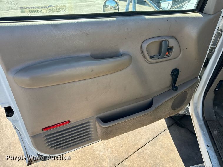 image for item GG9890 2001 Chevrolet Silverado 3500HD  utility bed pickup truck