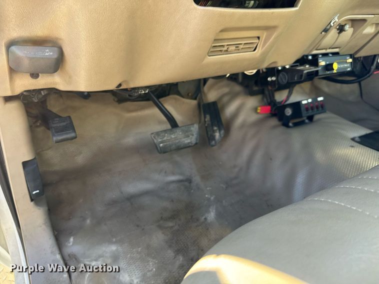 image for item GG9890 2001 Chevrolet Silverado 3500HD  utility bed pickup truck