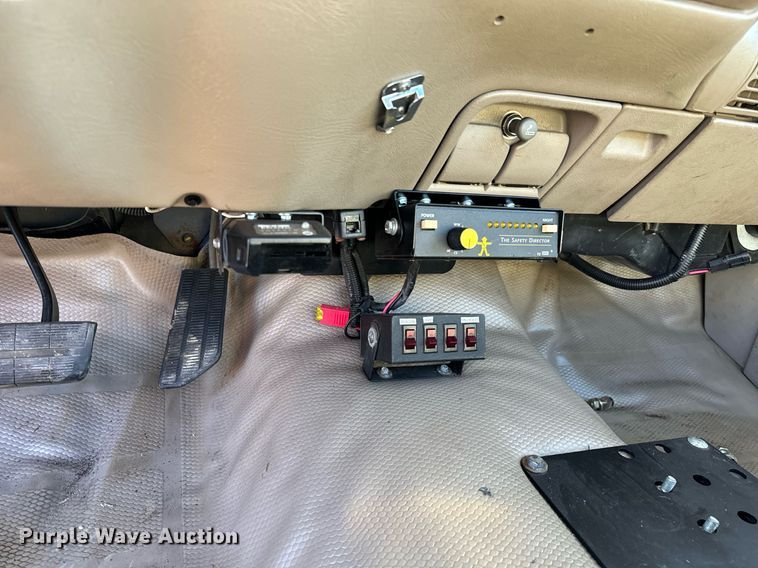 image for item GG9890 2001 Chevrolet Silverado 3500HD  utility bed pickup truck