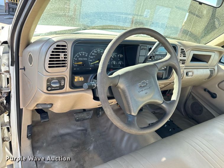 image for item GG9890 2001 Chevrolet Silverado 3500HD  utility bed pickup truck