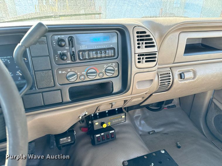 image for item GG9890 2001 Chevrolet Silverado 3500HD  utility bed pickup truck