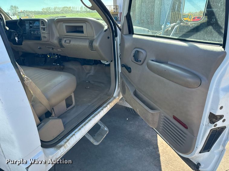 image for item GG9890 2001 Chevrolet Silverado 3500HD  utility bed pickup truck