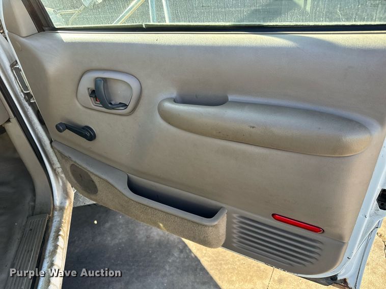 image for item GG9890 2001 Chevrolet Silverado 3500HD  utility bed pickup truck