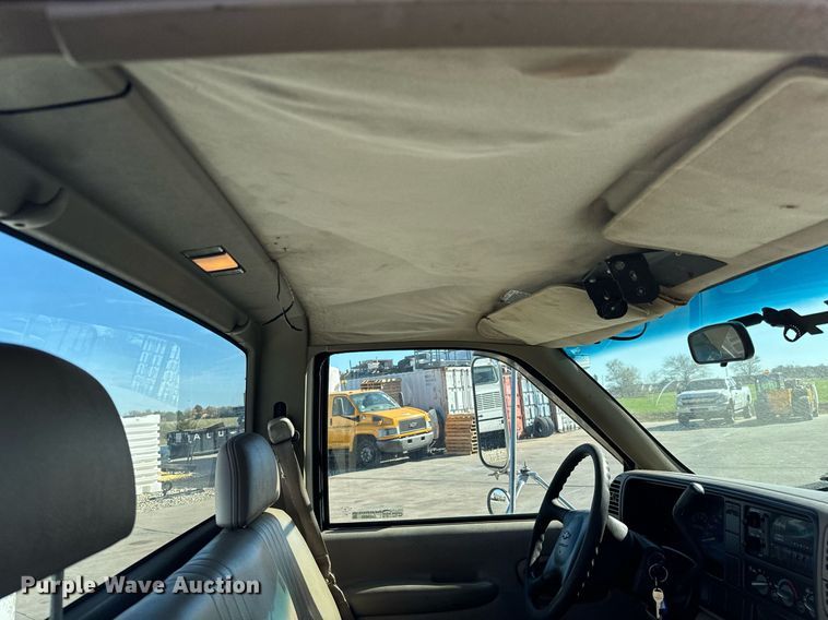 image for item GG9890 2001 Chevrolet Silverado 3500HD  utility bed pickup truck