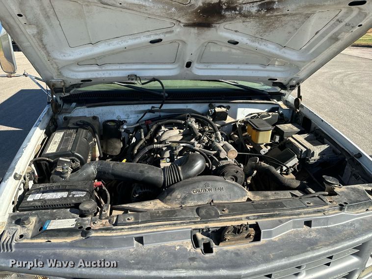 image for item GG9890 2001 Chevrolet Silverado 3500HD  utility bed pickup truck