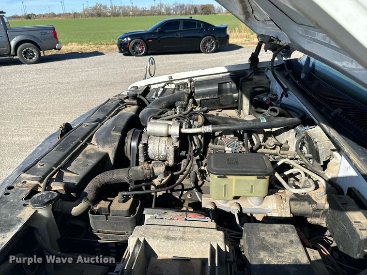 image for item GG9890 2001 Chevrolet Silverado 3500HD  utility bed pickup truck