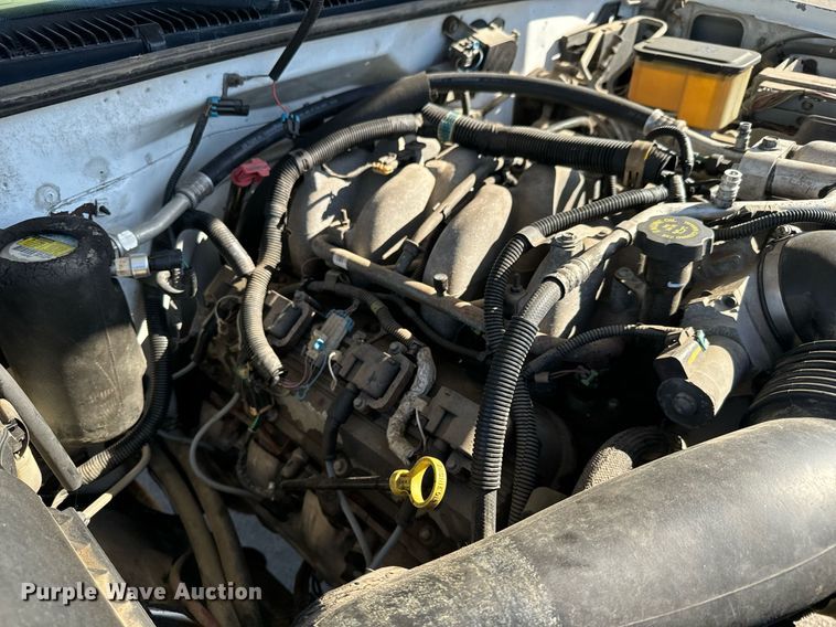 image for item GG9890 2001 Chevrolet Silverado 3500HD  utility bed pickup truck