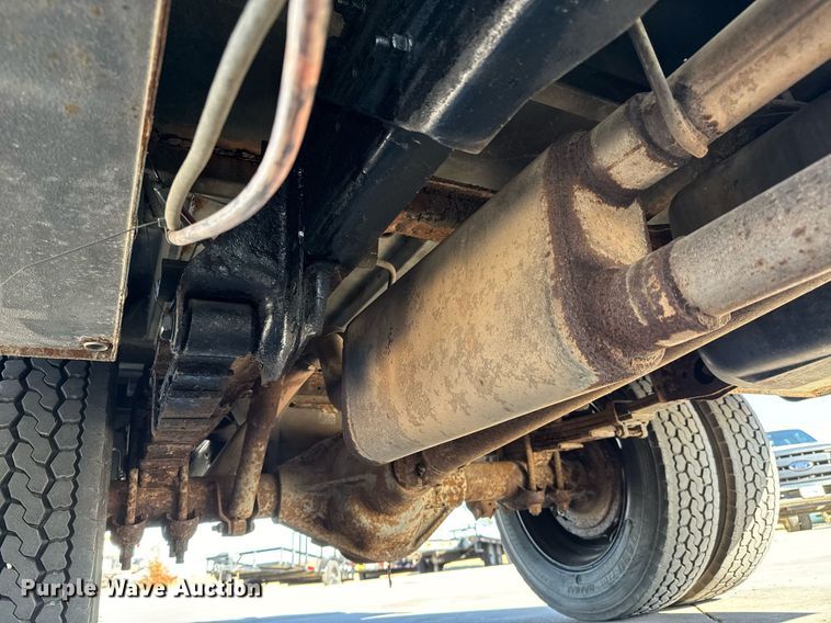 image for item GG9890 2001 Chevrolet Silverado 3500HD  utility bed pickup truck