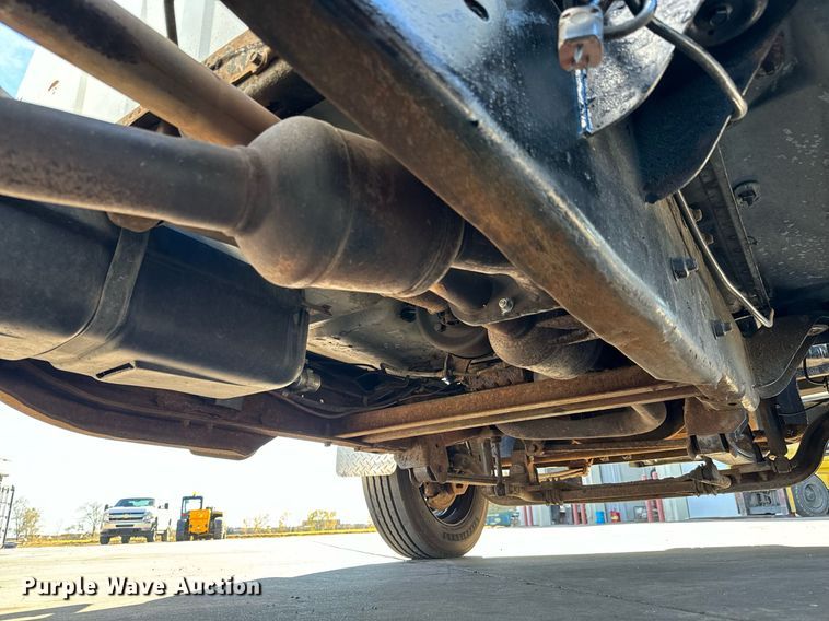 image for item GG9890 2001 Chevrolet Silverado 3500HD  utility bed pickup truck