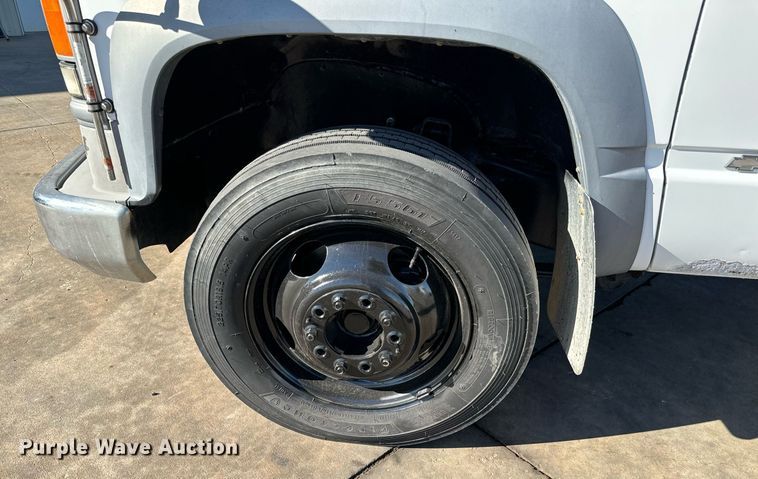 image for item GG9890 2001 Chevrolet Silverado 3500HD  utility bed pickup truck