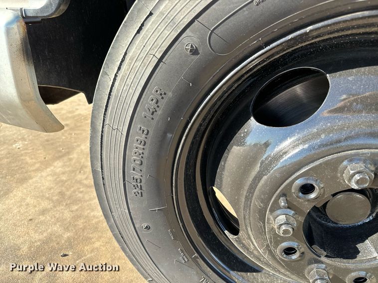 image for item GG9890 2001 Chevrolet Silverado 3500HD  utility bed pickup truck