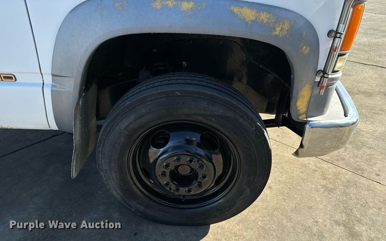 image for item GG9890 2001 Chevrolet Silverado 3500HD  utility bed pickup truck