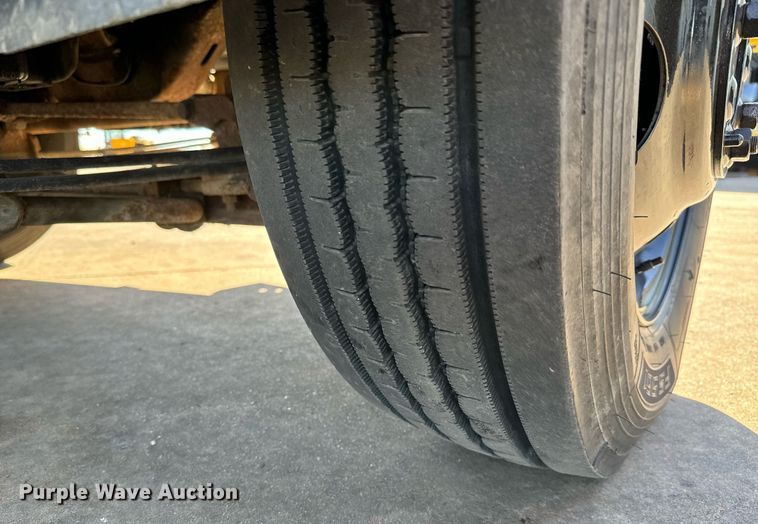 image for item GG9890 2001 Chevrolet Silverado 3500HD  utility bed pickup truck