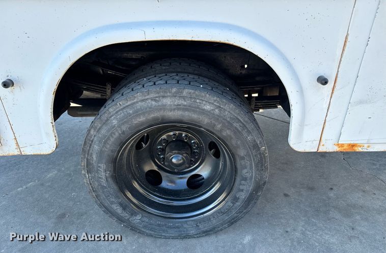 image for item GG9890 2001 Chevrolet Silverado 3500HD  utility bed pickup truck