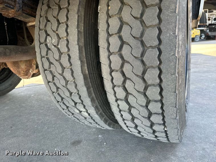 image for item GG9890 2001 Chevrolet Silverado 3500HD  utility bed pickup truck